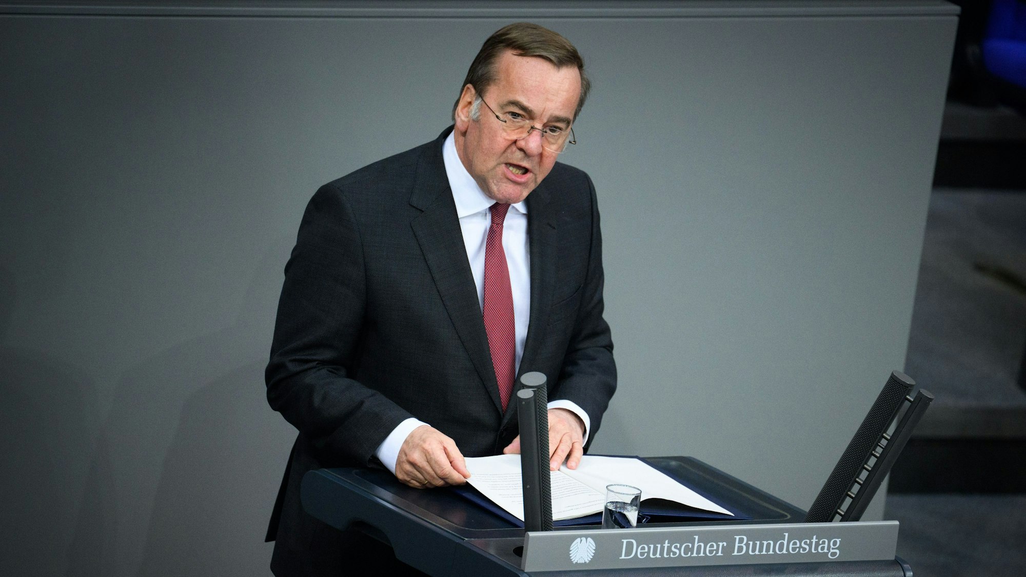 Boris Pistorius (SPD), Bundesminister der Verteidigung, spricht während der Aktuellen Stunde im Deutschen Bundestag.