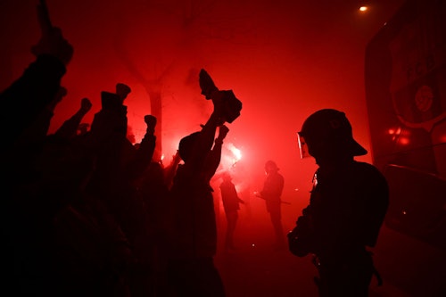 03.03.2026, Spanien, Barcelona: Fußball, Männer, Pokal Spanien, Halbfinale, Rückspiele, FC Barcelona - Atlético Madrid, Spotify-Stadion Camp Nou: Fans jubeln dem Bus des FC Barcelona zu, der zum Halbfinalspiel der Copa del Rey gegen Atletico Madrid kommt. Zum ersten Mal in dieser Saison dürfen organisierte Fangruppen des FC BArcelona das Stadion betreten.