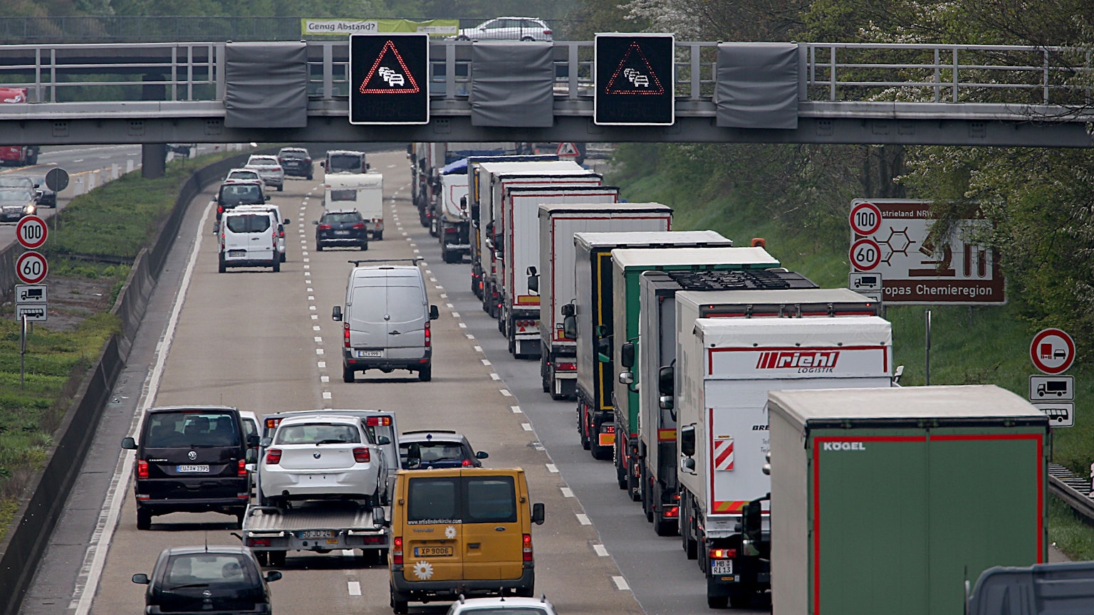 Lkw und Autos stehen auf der A1 im Stau (Archivfoto).