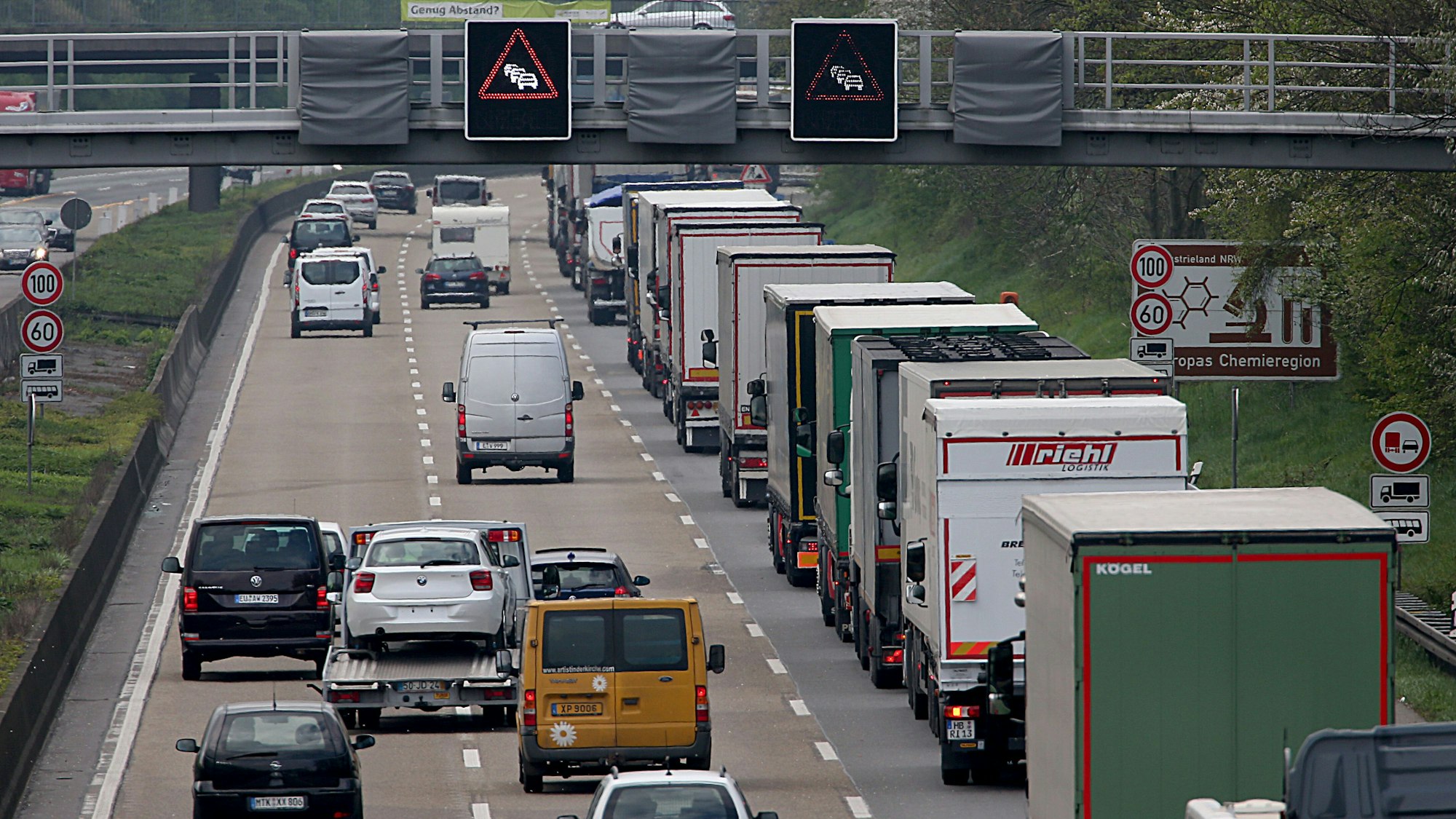 Lkw und Autos stehen auf der A1 im Stau (Archivfoto).