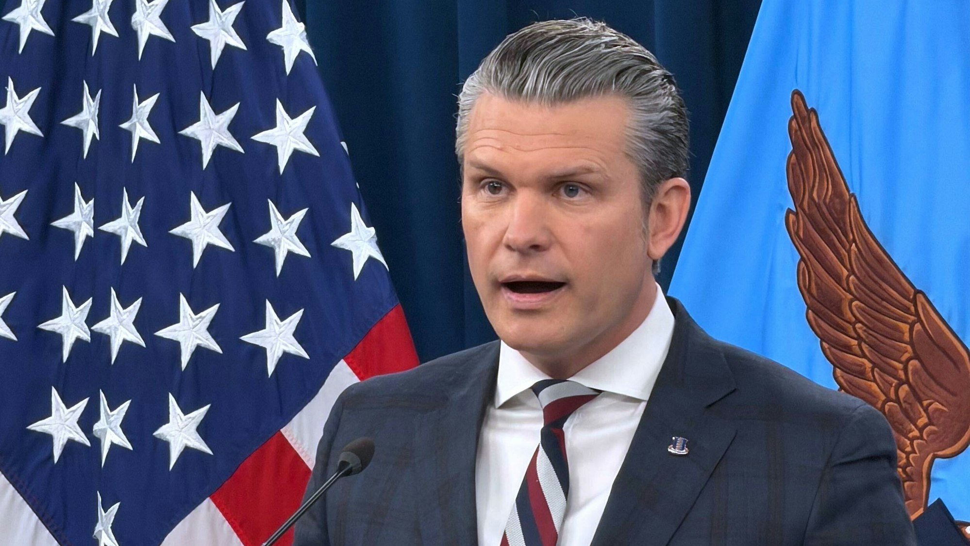 04.03.2026, USA, Washington: US-Verteidigungsminister Pete Hegseth spricht während einer Pressekonferenz im Pentagon. Foto: Konstantin Toropin/AP/dpa +++ dpa-Bildfunk +++