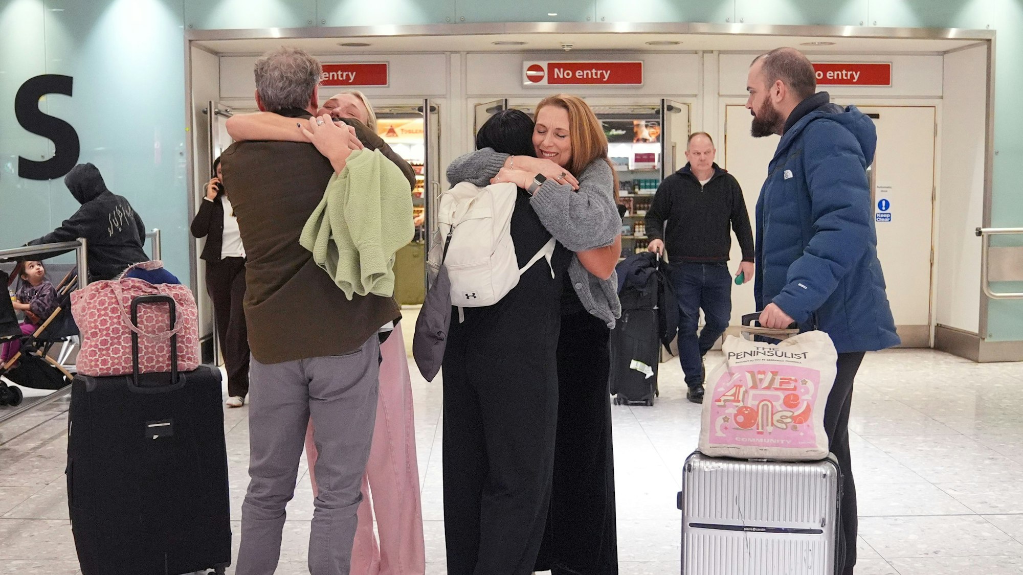 03.03.2026, Großbritannien, London: Reisende, die aus Dubai zurückkehren, kommen am Flughafen London Heathrow an. Foto: Yui Mok/PA Wire/dpa +++ dpa-Bildfunk +++
