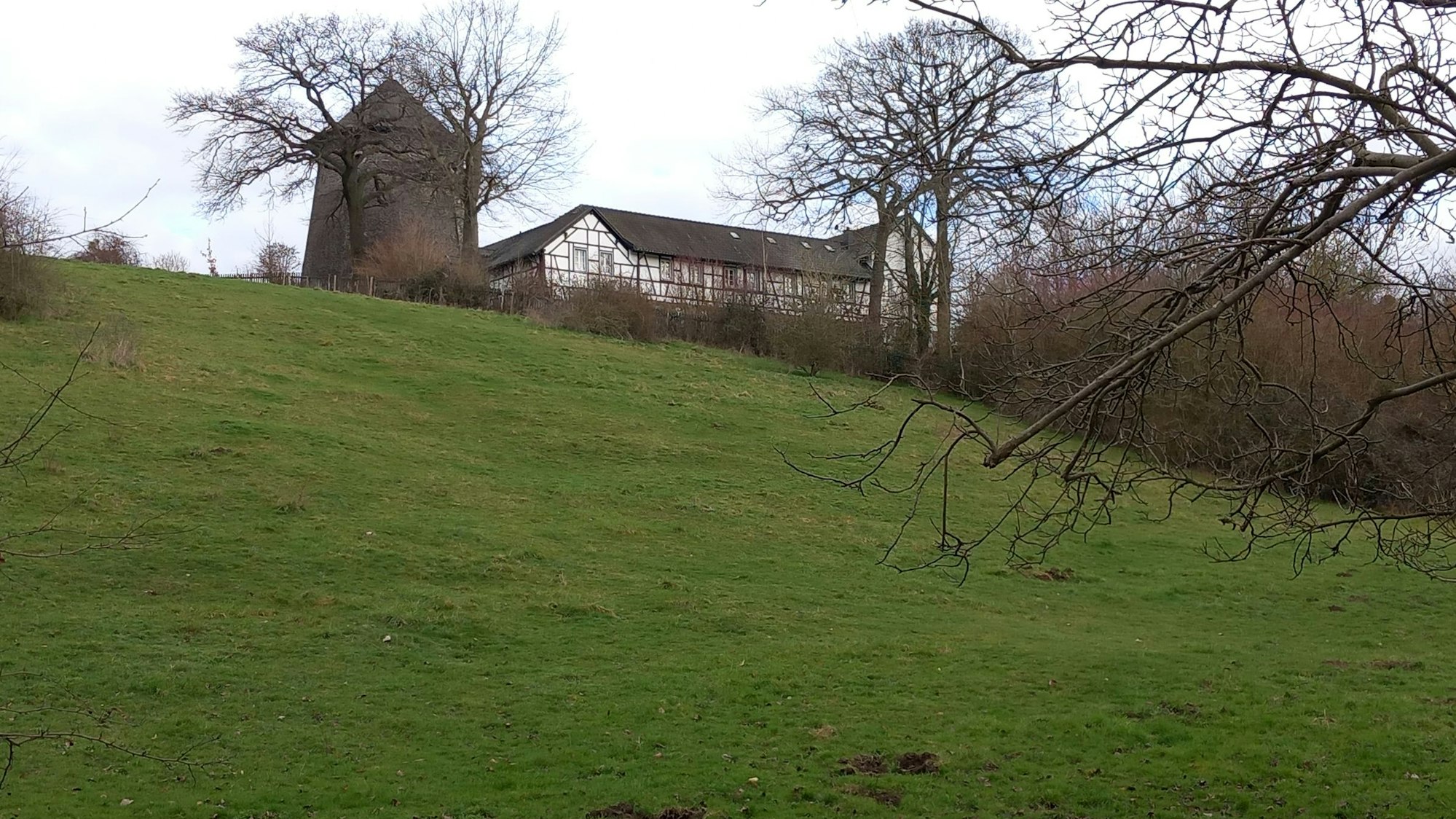 Auf einem Hügel liegt das historische Mühlenensemble in Villip.