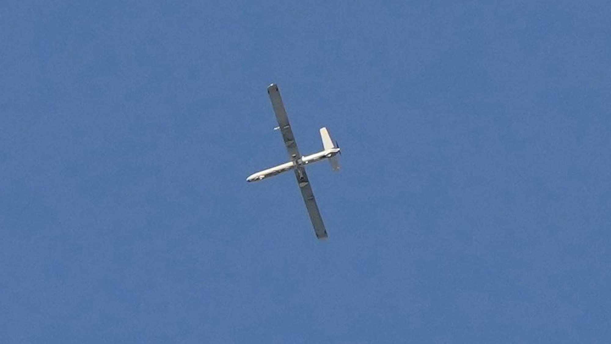 Eine israelische Drohne fliegt über einem südlichen Vorort von Beirut. (Archivbild)