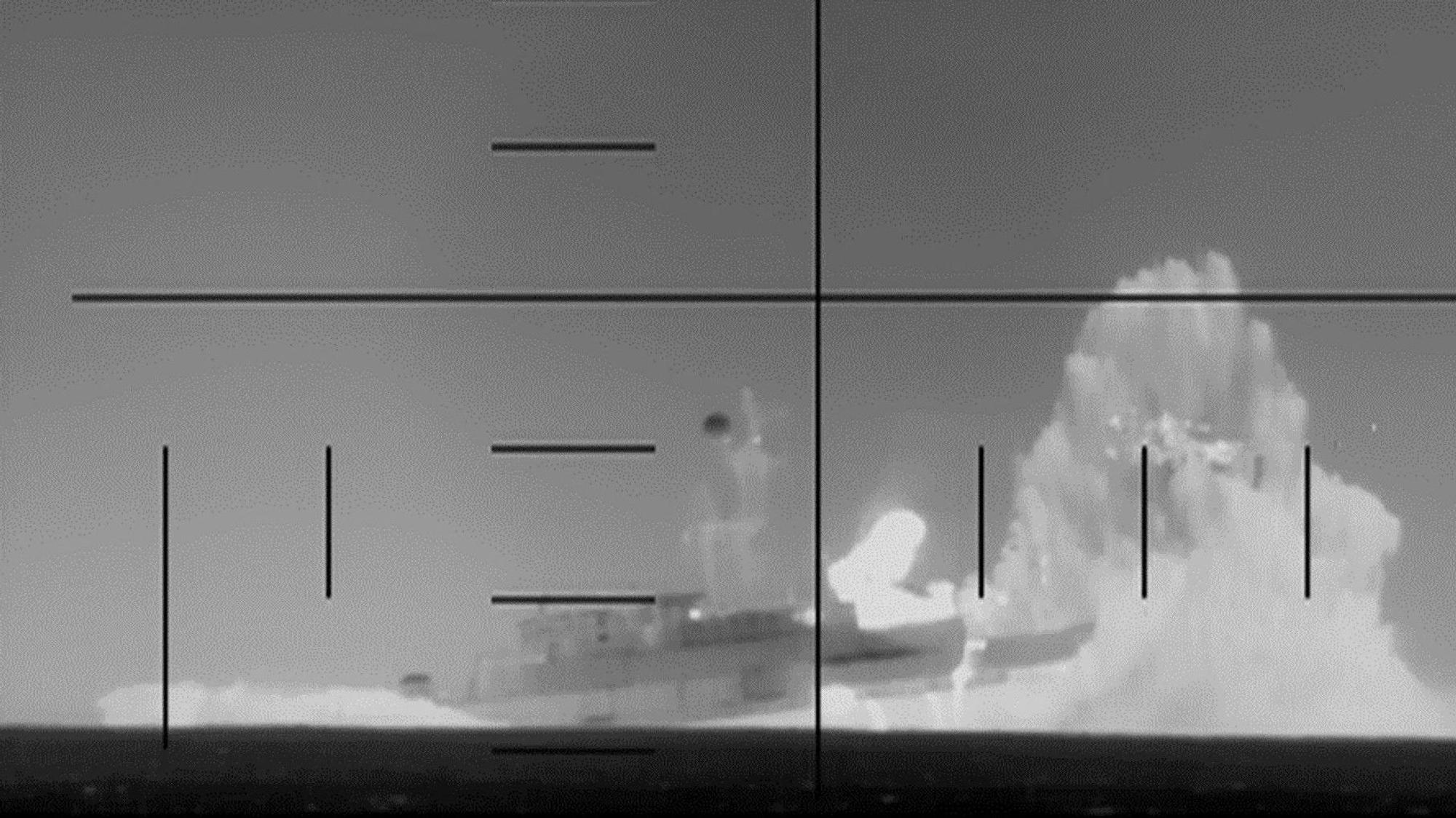 Ein Screenshot aus einem vom Pentagon veröffentlichten Video soll ein sinkendes iranisches Kriegsschiff zeigen.