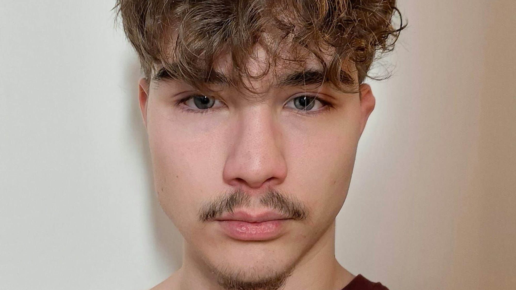 Ein Portrait eines jungen Mannes ist zu sehen.