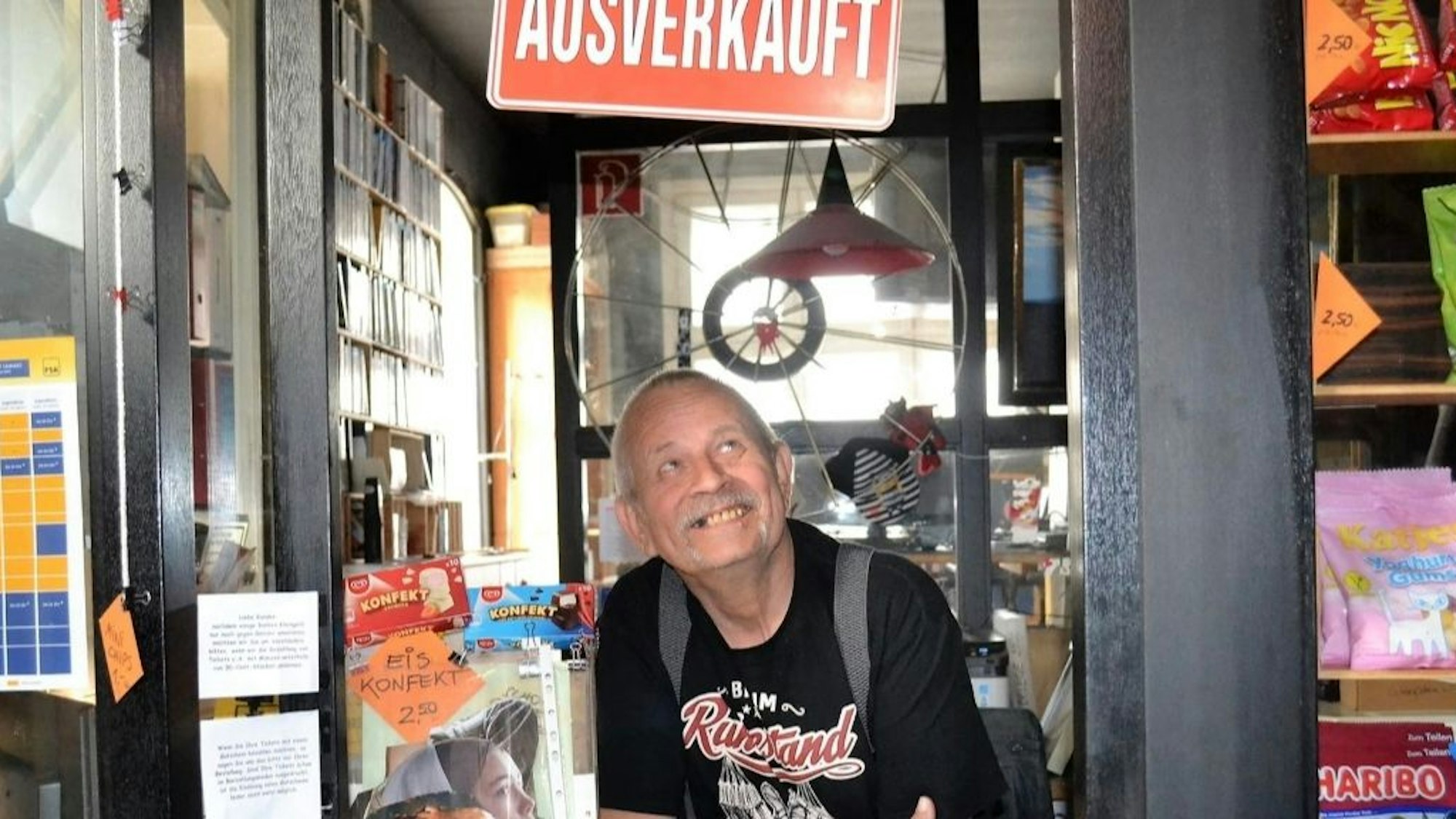 Ulrich Henke in seinem Kassenhäuschen. Der langjährige Betreiber des kleinen Kinos in Sankt Augustin starb im November 2025.