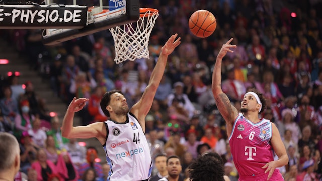 Bonns Kapitän Mike Kessens (rechts) lässt sich nicht von Hamburgs Benedikt Turudic blocken.
