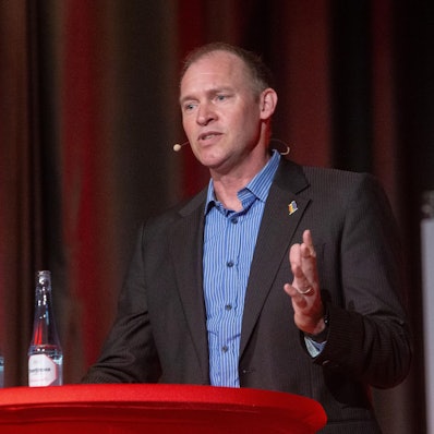 Maik Thiele an einem Rednerpult.