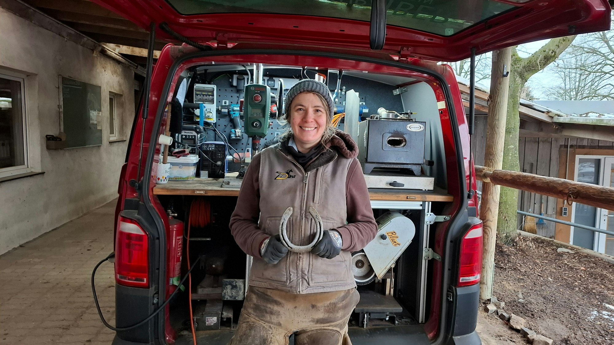 Hufschmiedin Laura Iber vor ihrer mobilen Schmiede.