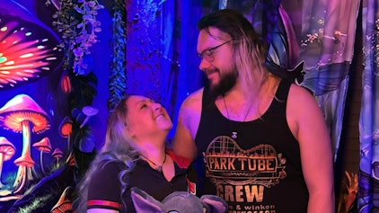 Ein Mann und eine Frau halten sich im Arm und schauen sich lächelnd an.