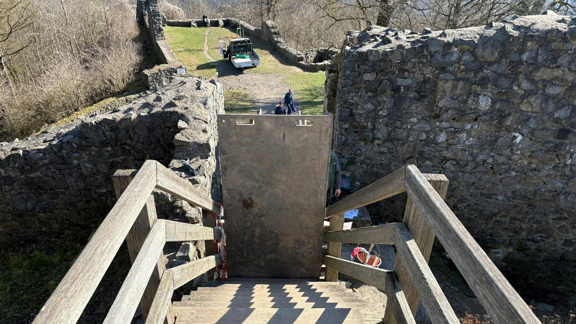 Die obere Plateauebene der landeseigenen Burgruine Löwenburg bleibt bis auf Weiteres gesperrt.