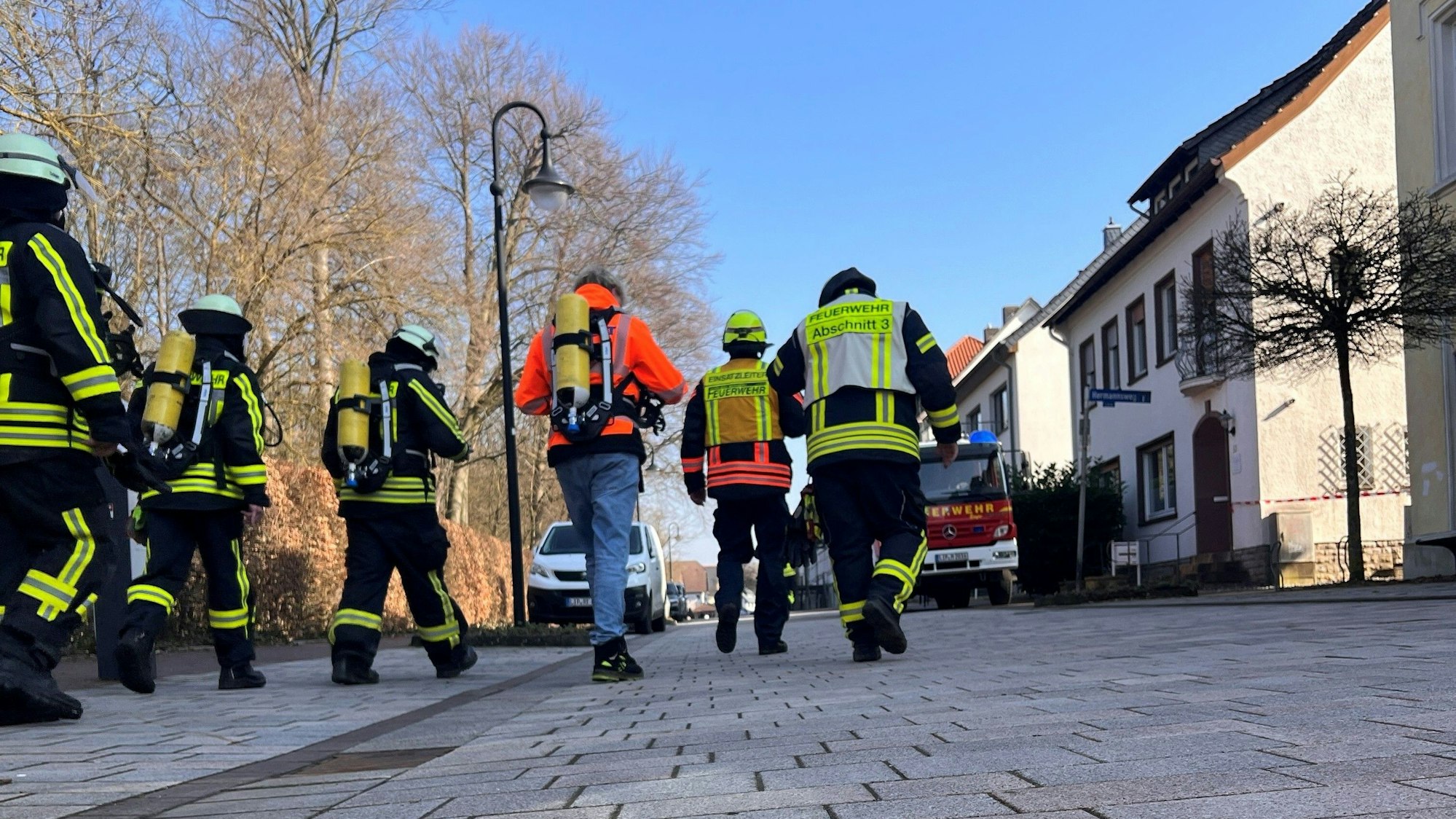 Einsatzkräfte laufen in der Nähe des Kurgastzentrums von Horn-Bad Meinberg, wo aus noch ungeklärter Ursache natürliches Kohlendioxid aus dem Boden strömt.