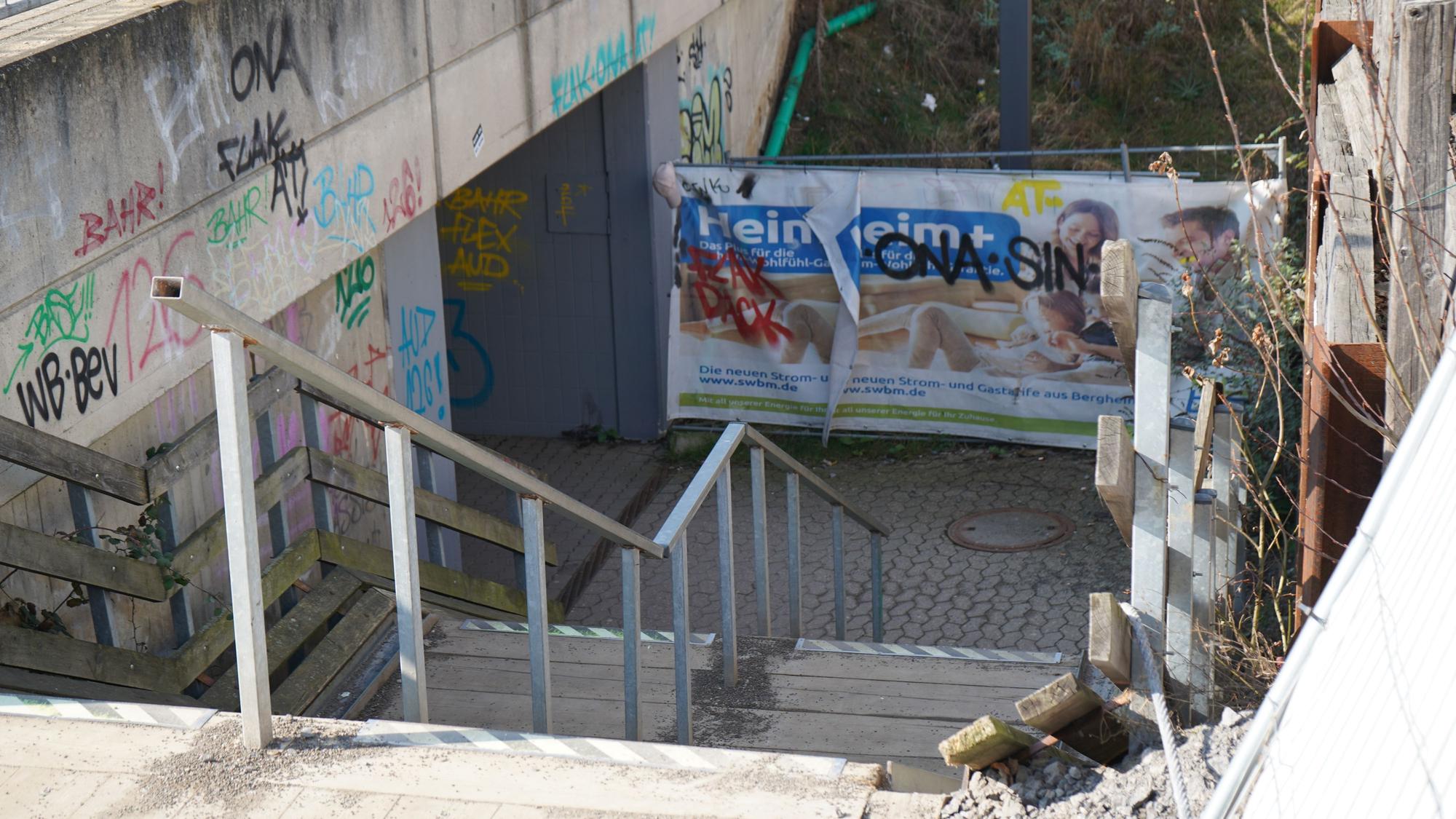 Das Bild zeigt die Treppe. An den Wänden sind viele Graffiti zu sehen.