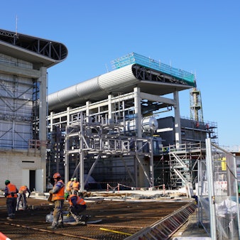 In den neuen Elektrolyseur von Shell in Wesseling werden die ersten Anlagen montiert.