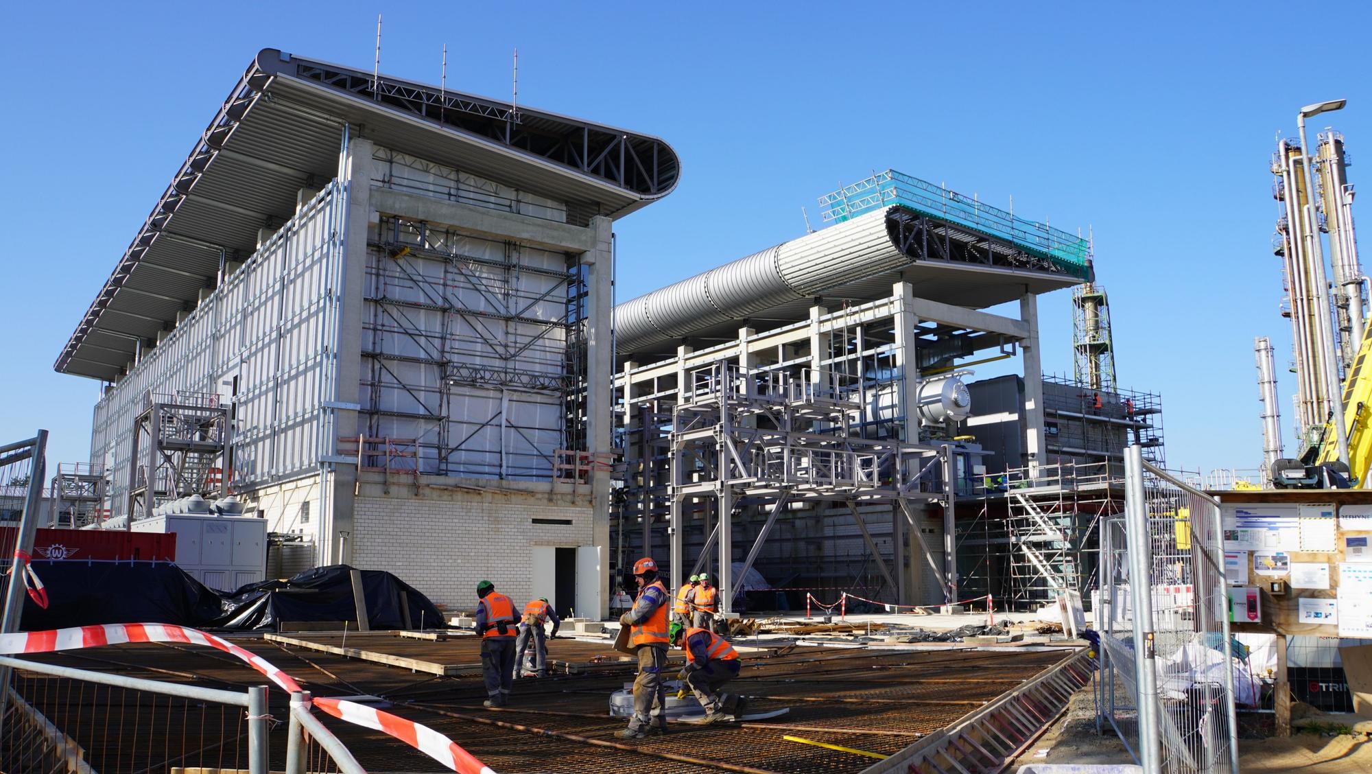 In den neuen Elektrolyseur von Shell in Wesseling werden die ersten Anlagen montiert.