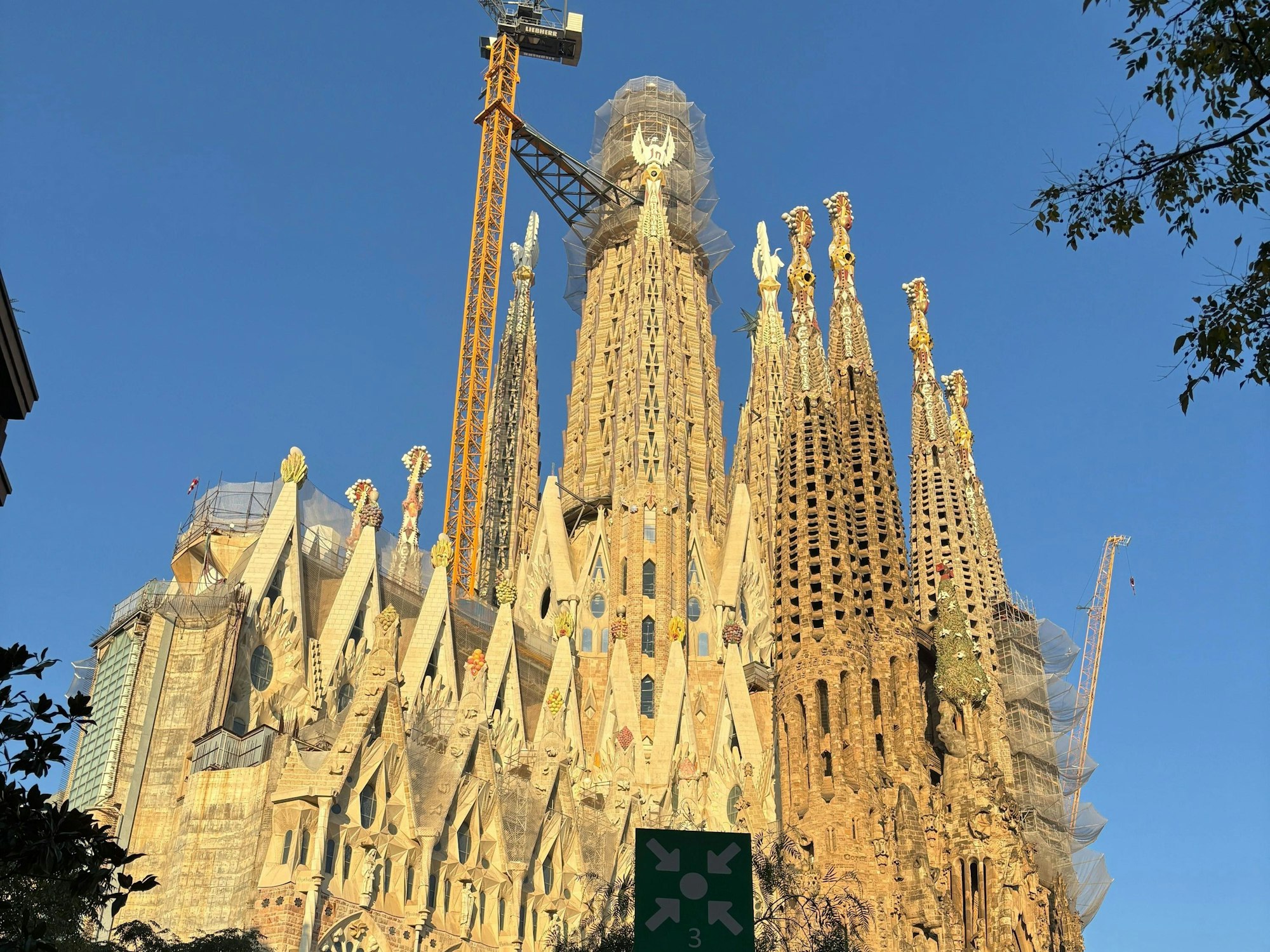 Die Sagrada Familia in Barcelona strahlt in der Morgensonne (Archivbild)