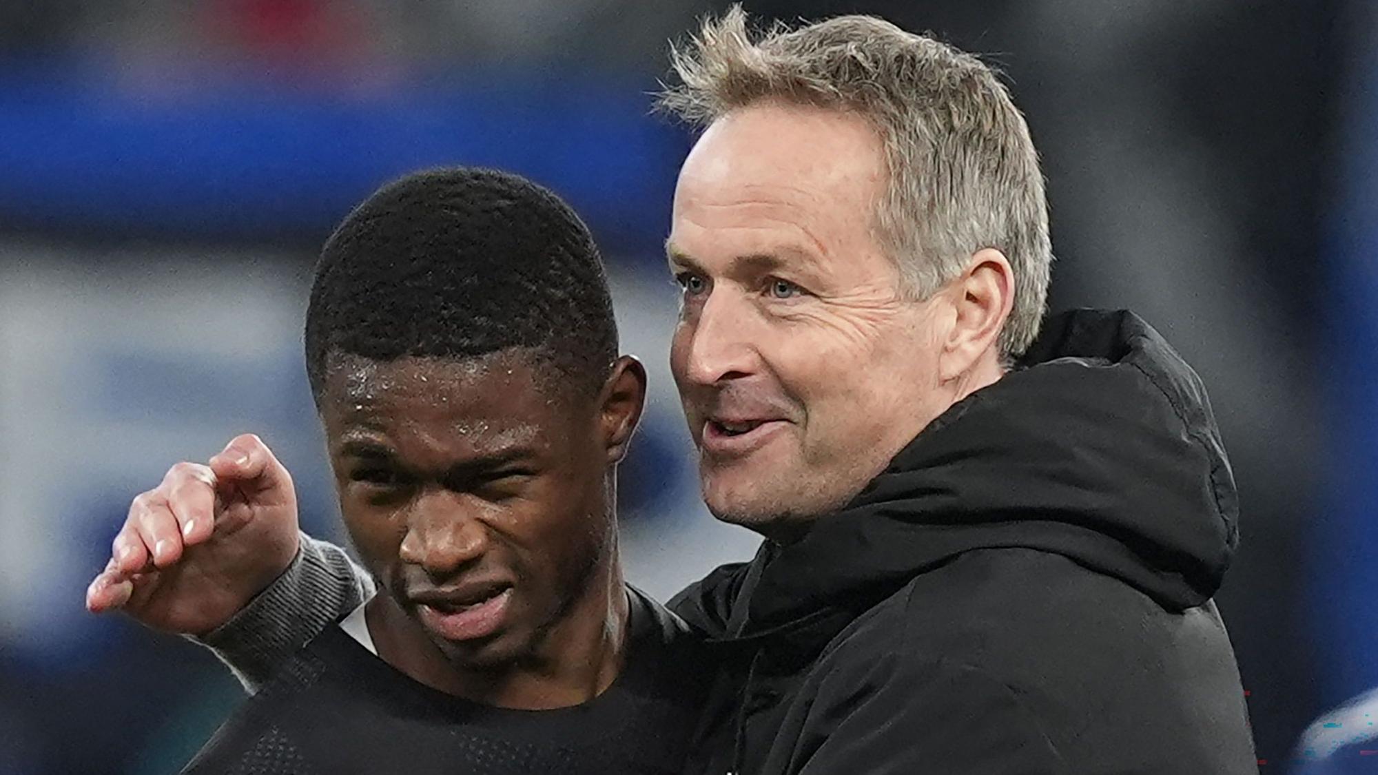Der Dank des Trainers an den Siegtorschützen: Kasper Hjulmand (r.) herzt nach dem Schlusspfiff Christian Kofane.