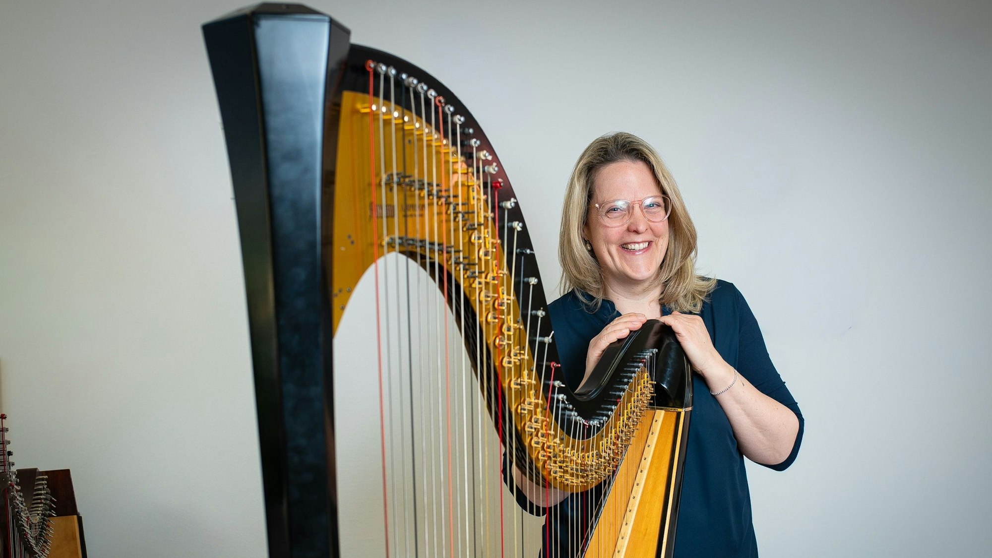 Das Foto zeigt die Harfenlehrerin mit dem Instrument.