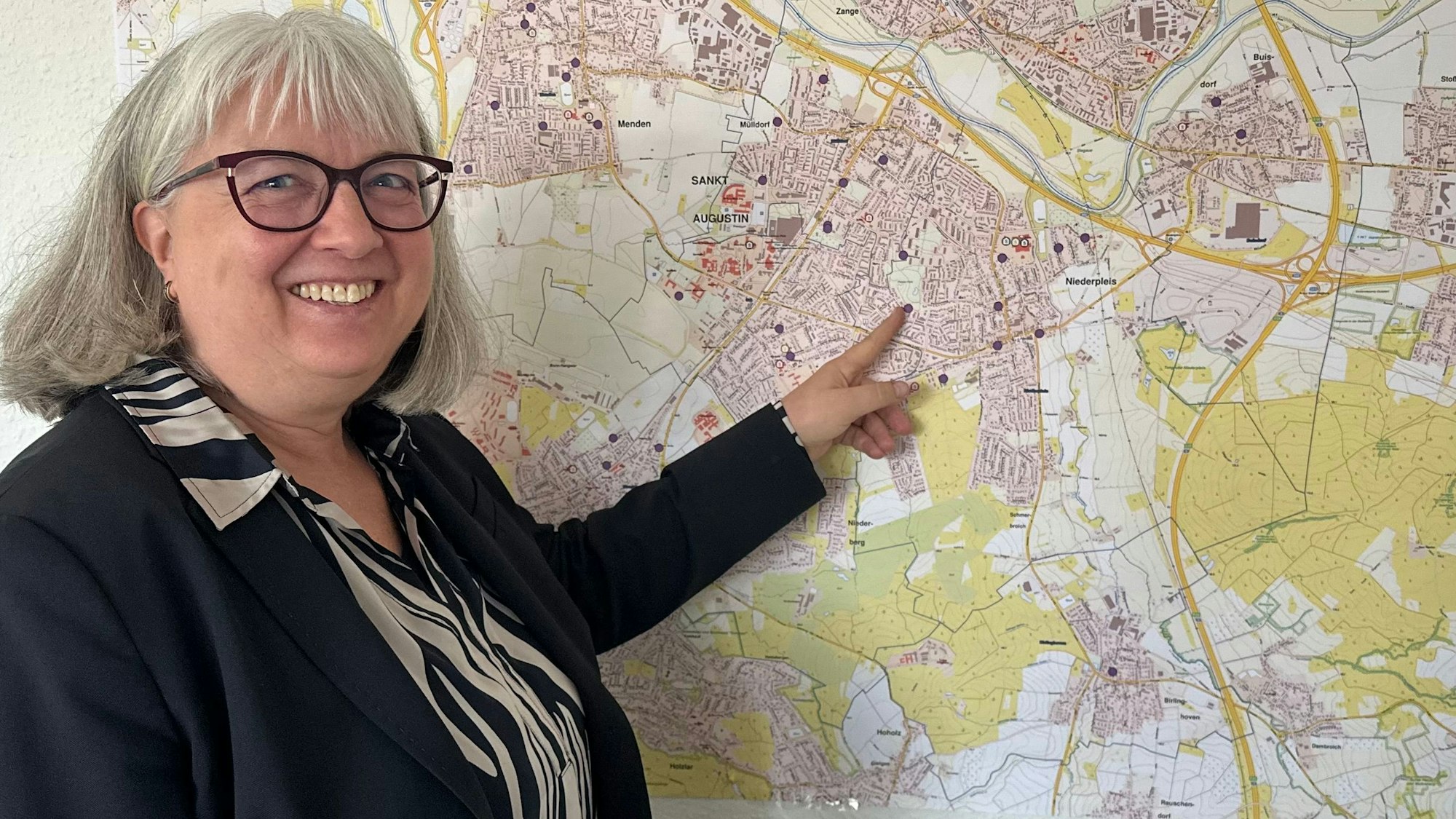 Daniela Machein ist Leiterin des Fachbereiches Kinder, Jugend und Familie der Stadtverwaltung in Sankt Augustin vor dem Plan der Kindergärten.