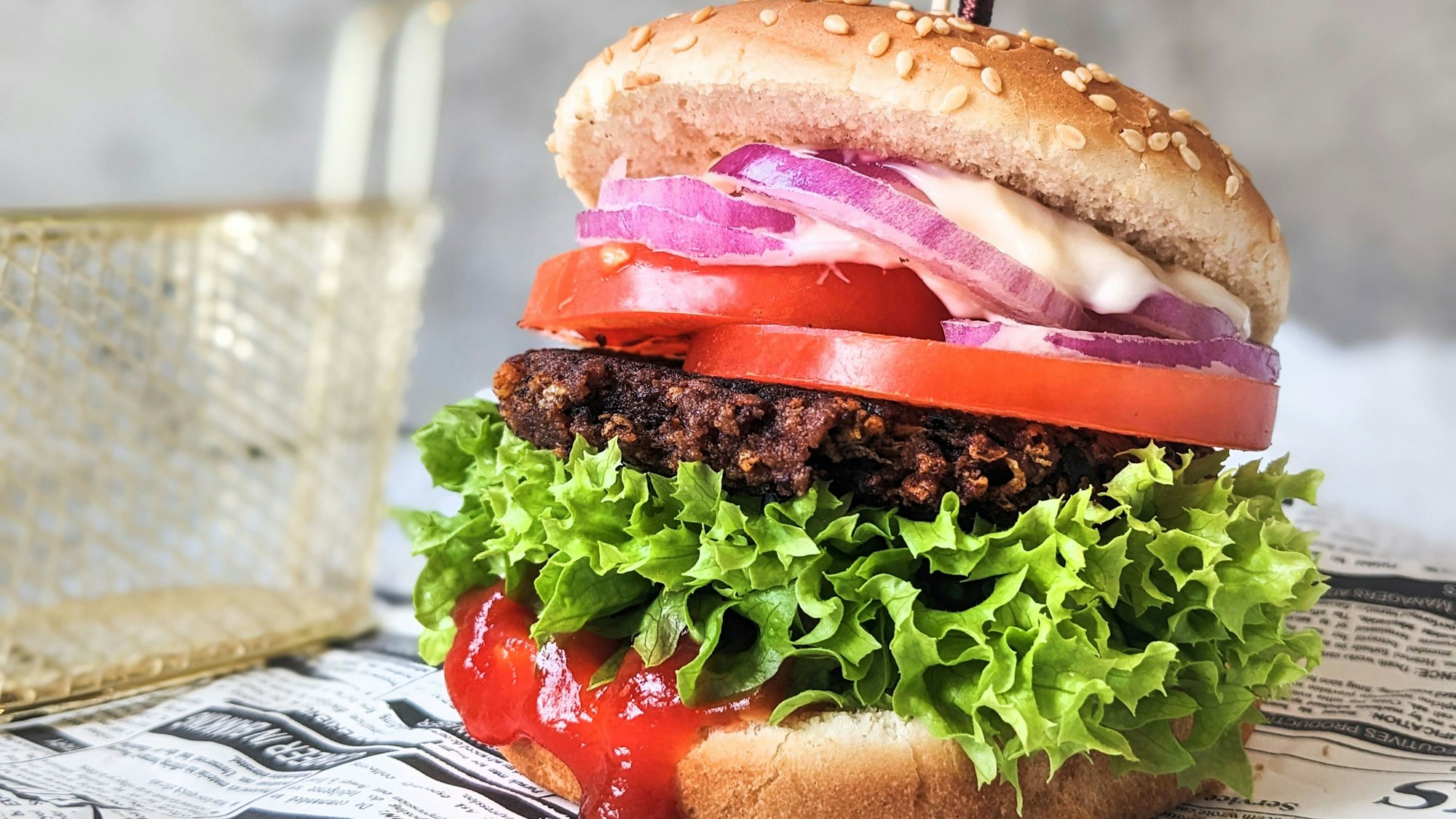 Ein Patty aus Kidneybohnen auf einem Veggie-Burger. (Symbolbild)