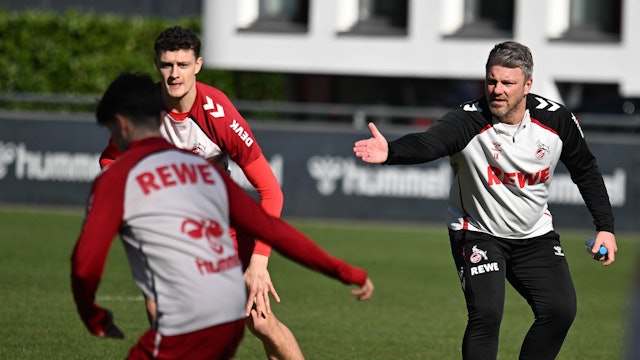 Intensive Trainingsarbeit: Lukas Kwasniok (r.) gibt Eric Martel Anweisungen. Der FC-Coach ist voll des Lobes über die Perfomnace seiner Spieler bei den Übungseinheiten.