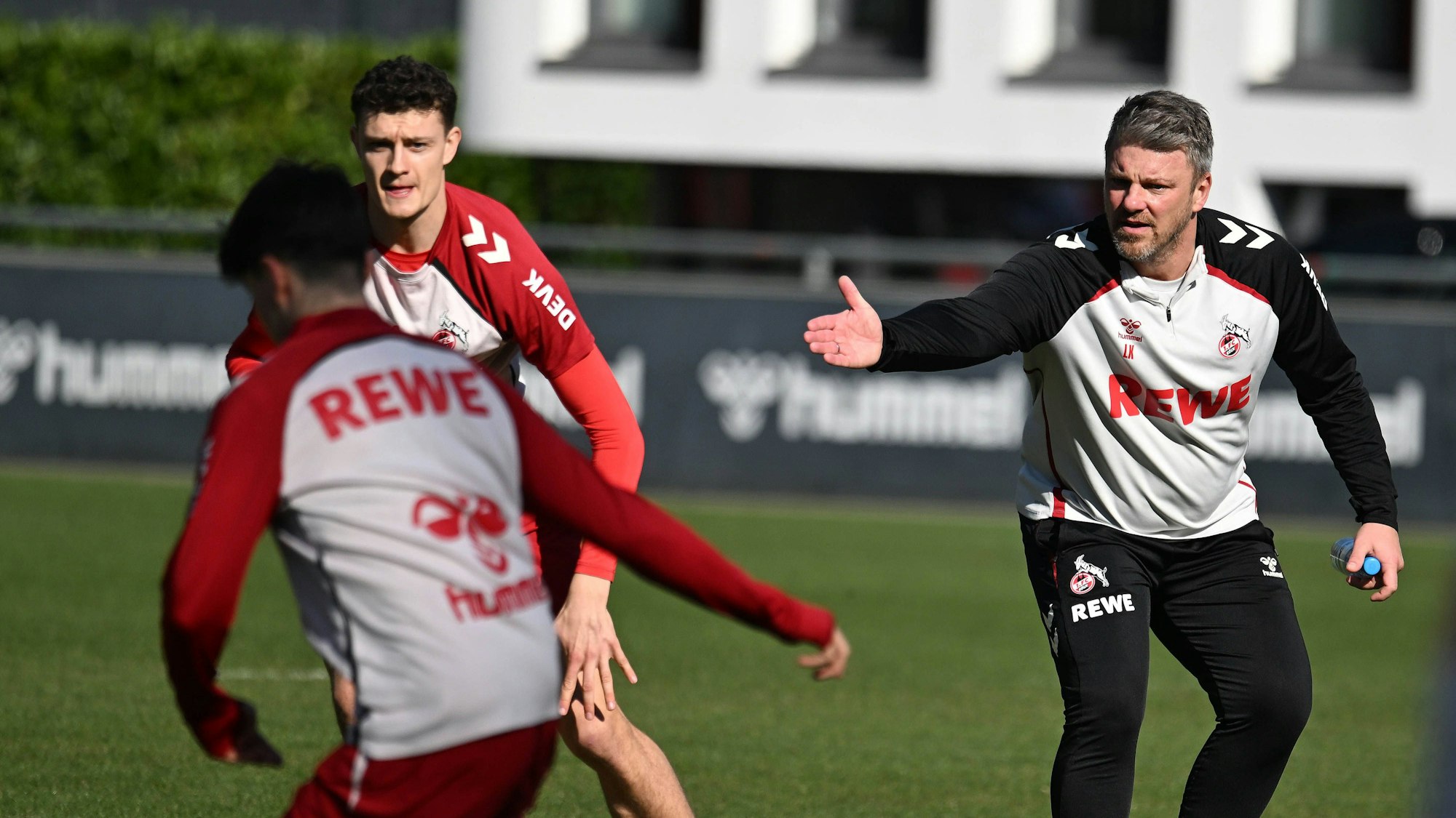 Intensive Trainingsarbeit: Lukas Kwasniok (r.) gibt Eric Martel Anweisungen. Der FC-Coach ist voll des Lobes über die Perfomnace seiner Spieler bei den Übungseinheiten.