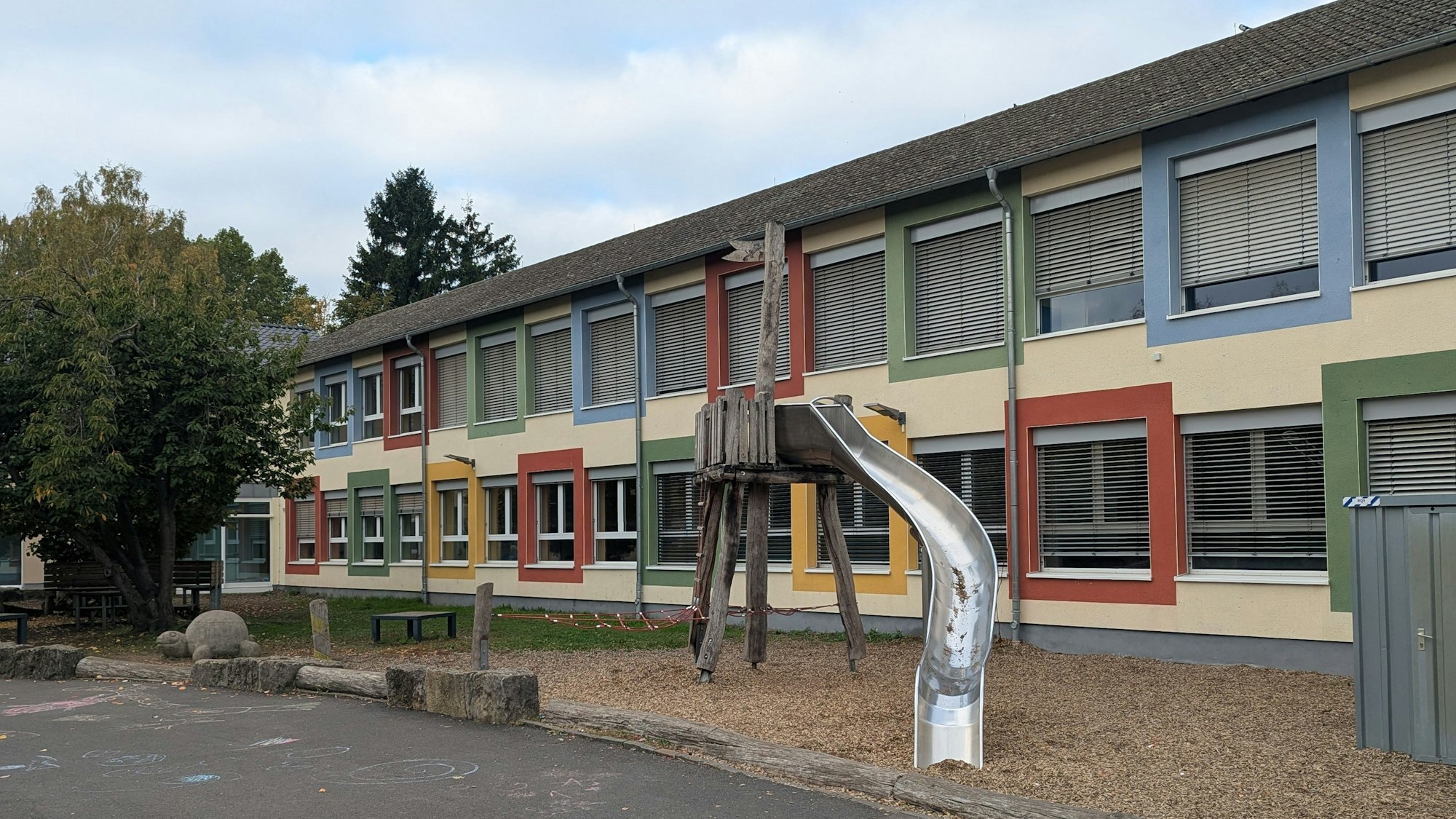 Das Foto zeigt eine Außenaufnahme der Schule und des Schulhofs.