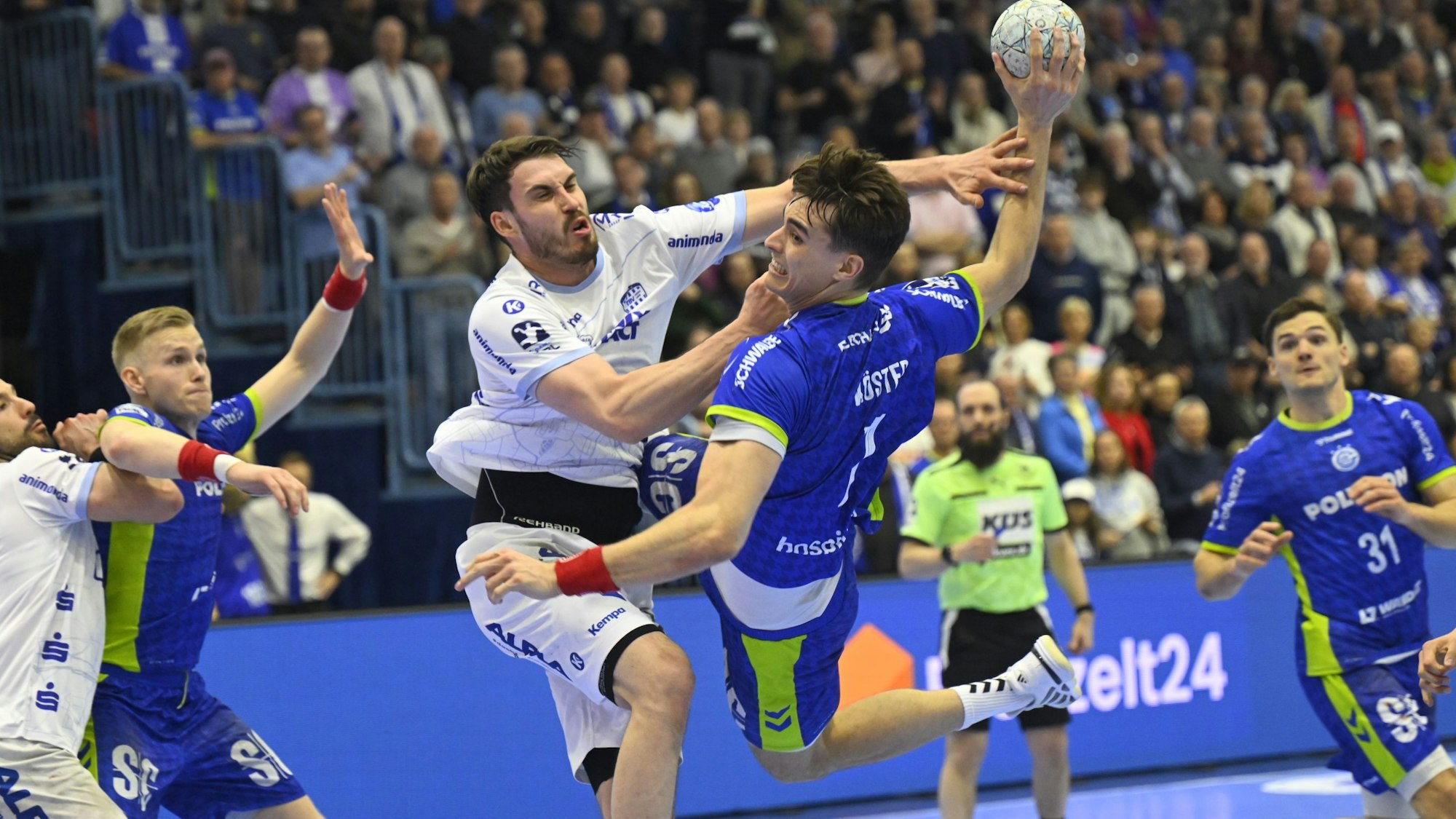 Julian Köster im Sprung.