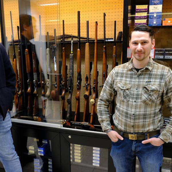 Richard Stamm und Lucas Beier stehen im ehemaligen Dorfladen von Tondorf vor einer Vitrine mit Waffen und Munition.