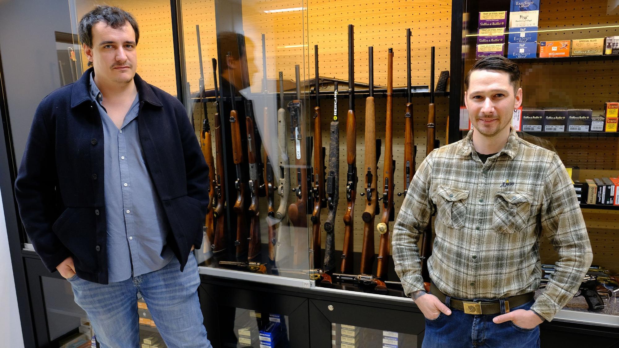 Richard Stamm und Lucas Beier stehen im ehemaligen Dorfladen von Tondorf vor einer Vitrine mit Waffen und Munition.