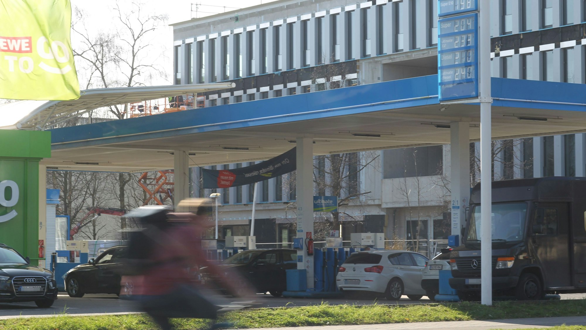 Während etliche noch an der Aral-Tankstelle in Troisdorf an der Mülheimer Straße tanken, sind andere schon aufs Fahrrad umgestiegen.