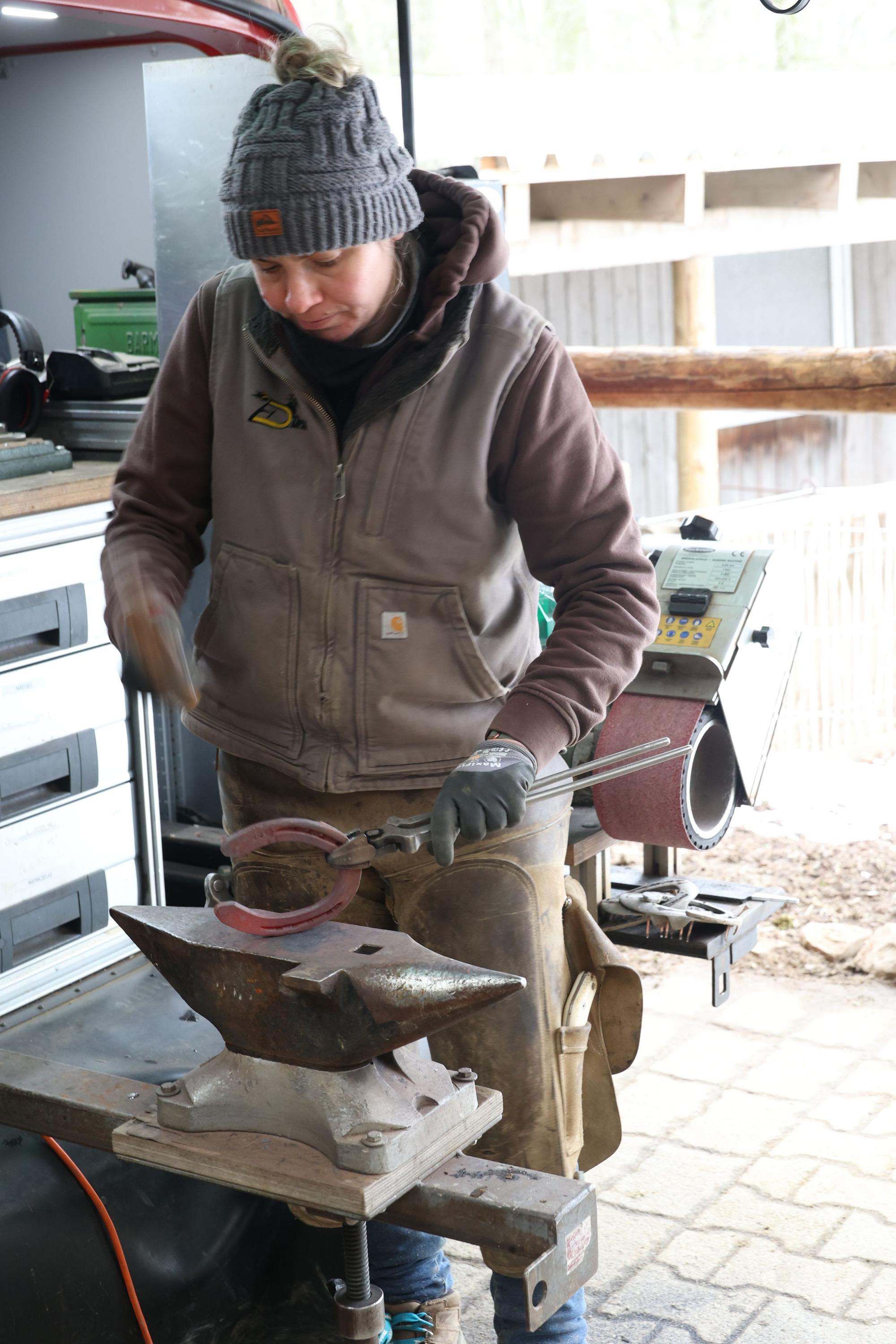 Laura Iber bringt ein Hufeisen in Form