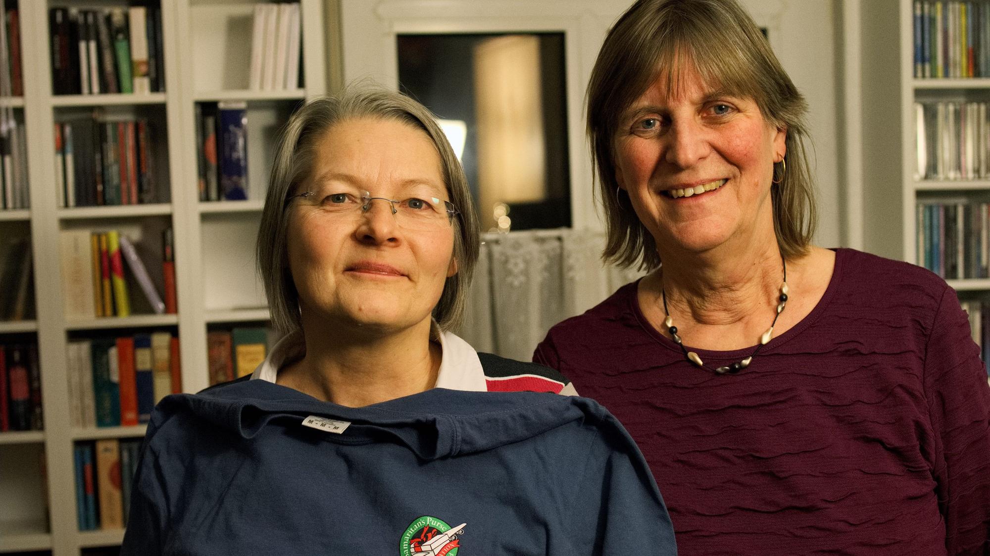 Anne Meyer (links) und Dagmar Buchendorfer stehen nebeneinander vor einem Bücherregal.