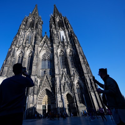 Touristen fotografieren den Kölner Dom. (Symbolbild) Wenn sie hineinwollen, müssen sie ab Juli eine Gebühr entrichten.