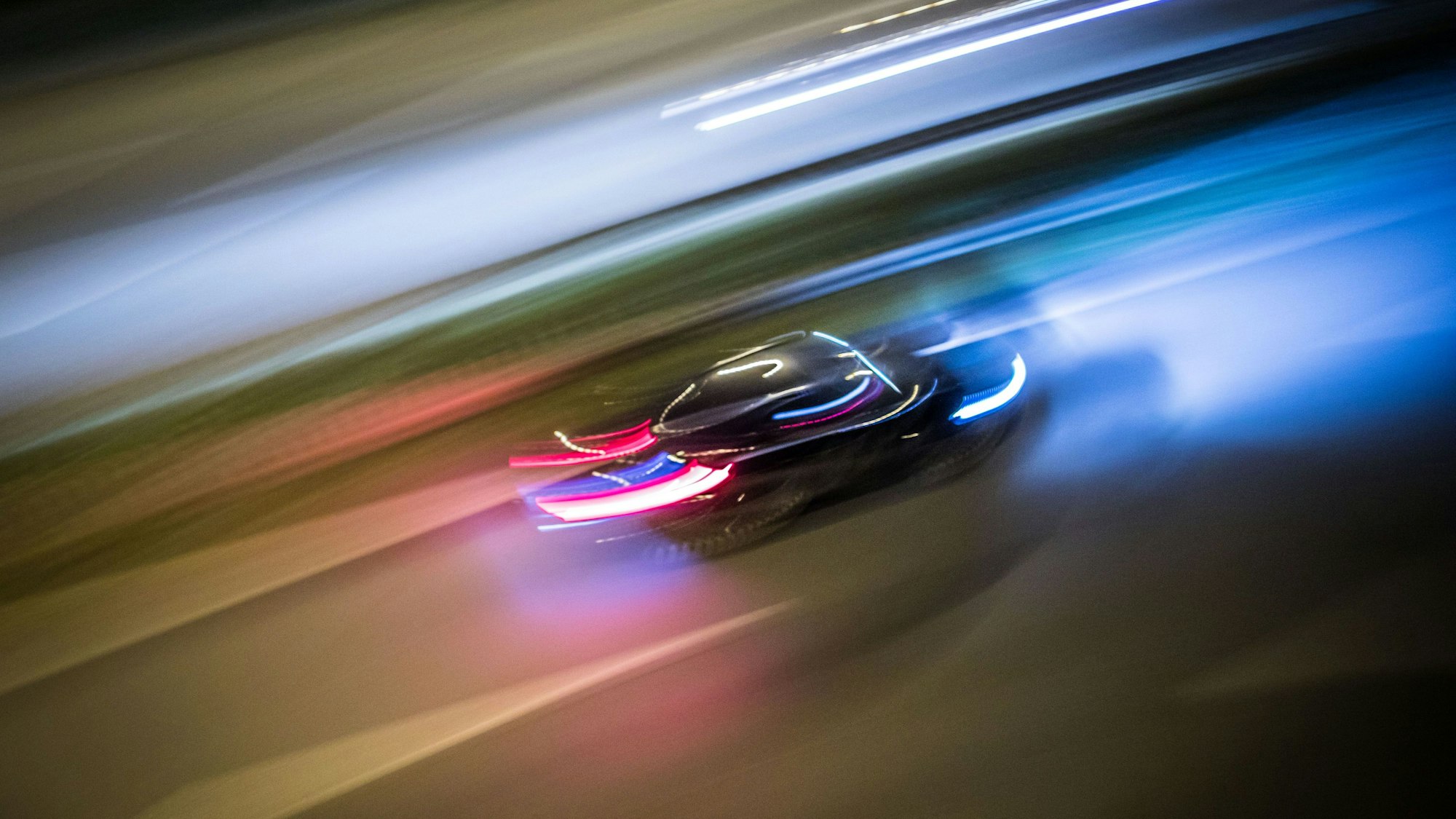 PS-starke Autos, hohe Geschwindigkeit und Fahranfänger: Diese Kombination führt immer wieder zu gefährlichen Situationen auf den Straßen.