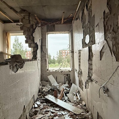 Dieses Bild zeigt die Schäden an einer Schule in Julfa nach einem Drohnenangriff, der nach Angaben des aserbaidschanischen Außenministeriums vom Iran auf die aserbaidschanische Exklave Nachitschewan durchgeführt wurde.