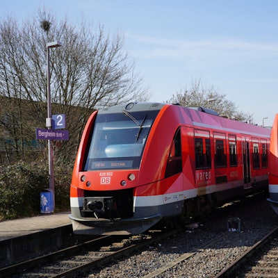 Das Bild zeigt zwei Züge am Bahnhof in Bergheim.