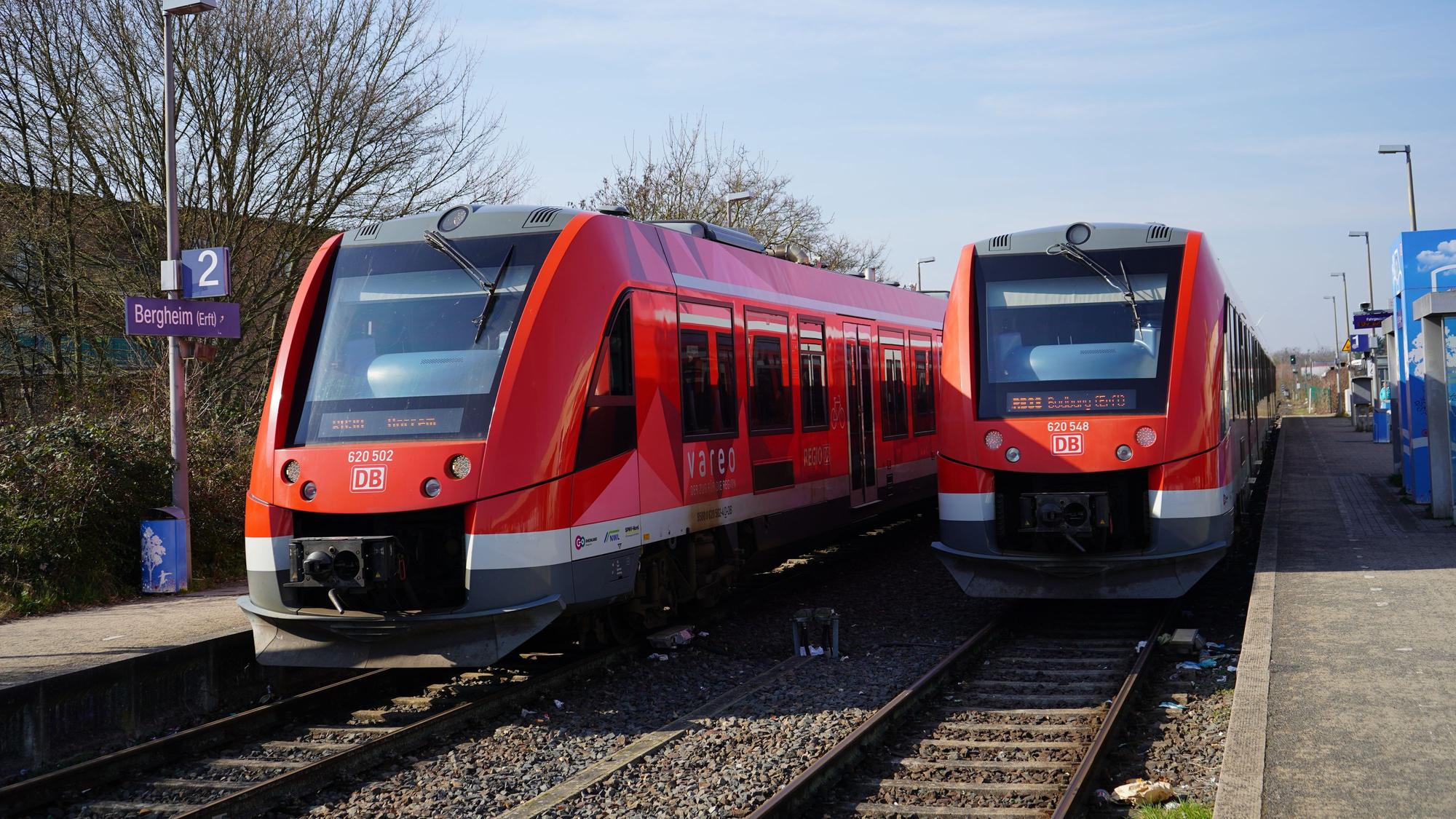Das Bild zeigt zwei Züge am Bahnhof in Bergheim.