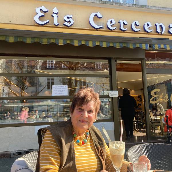 Zu sehen ist Eva-Marie Gehn vor einer Eisdiele.