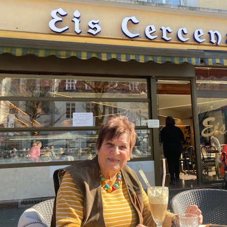 Zu sehen ist Eva-Marie Gehn vor einer Eisdiele.