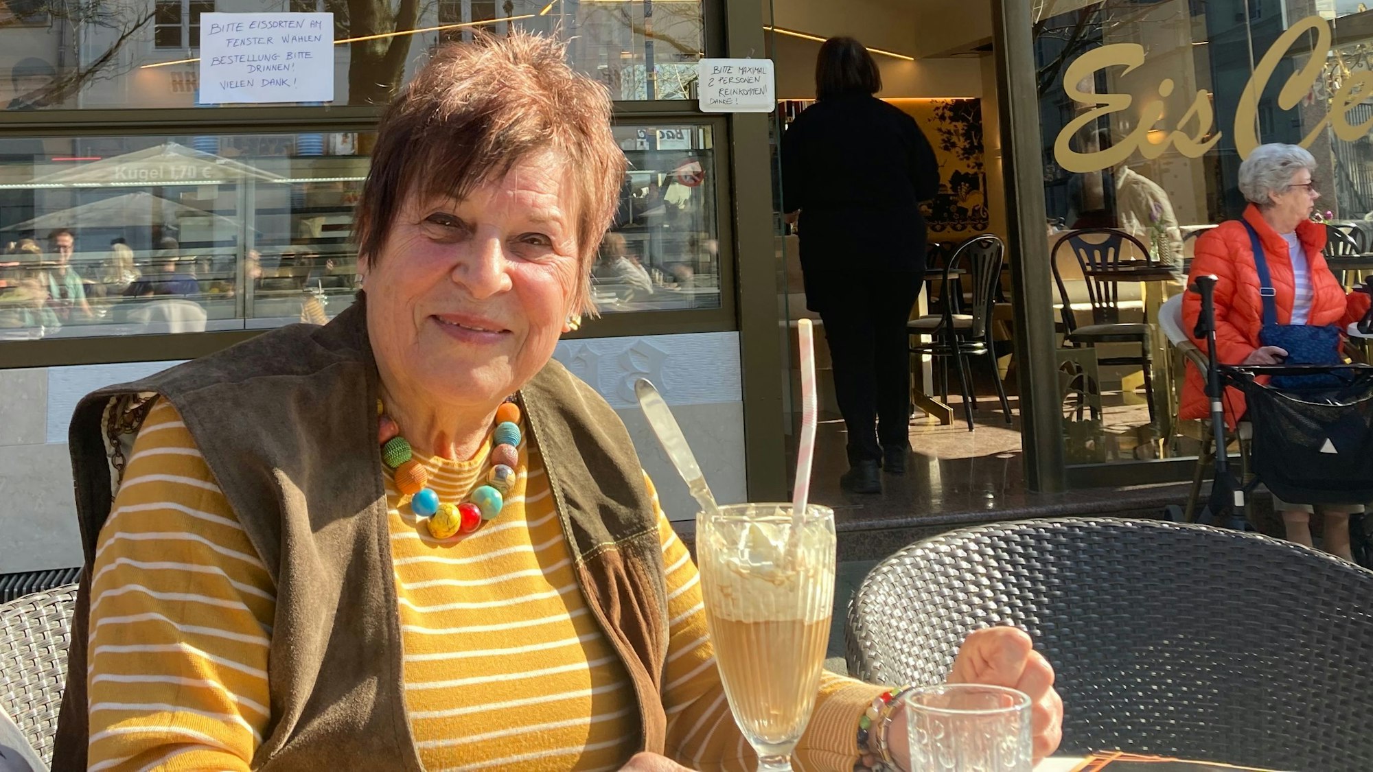 Zu sehen ist Eva-Marie Gehn vor einer Eisdiele.