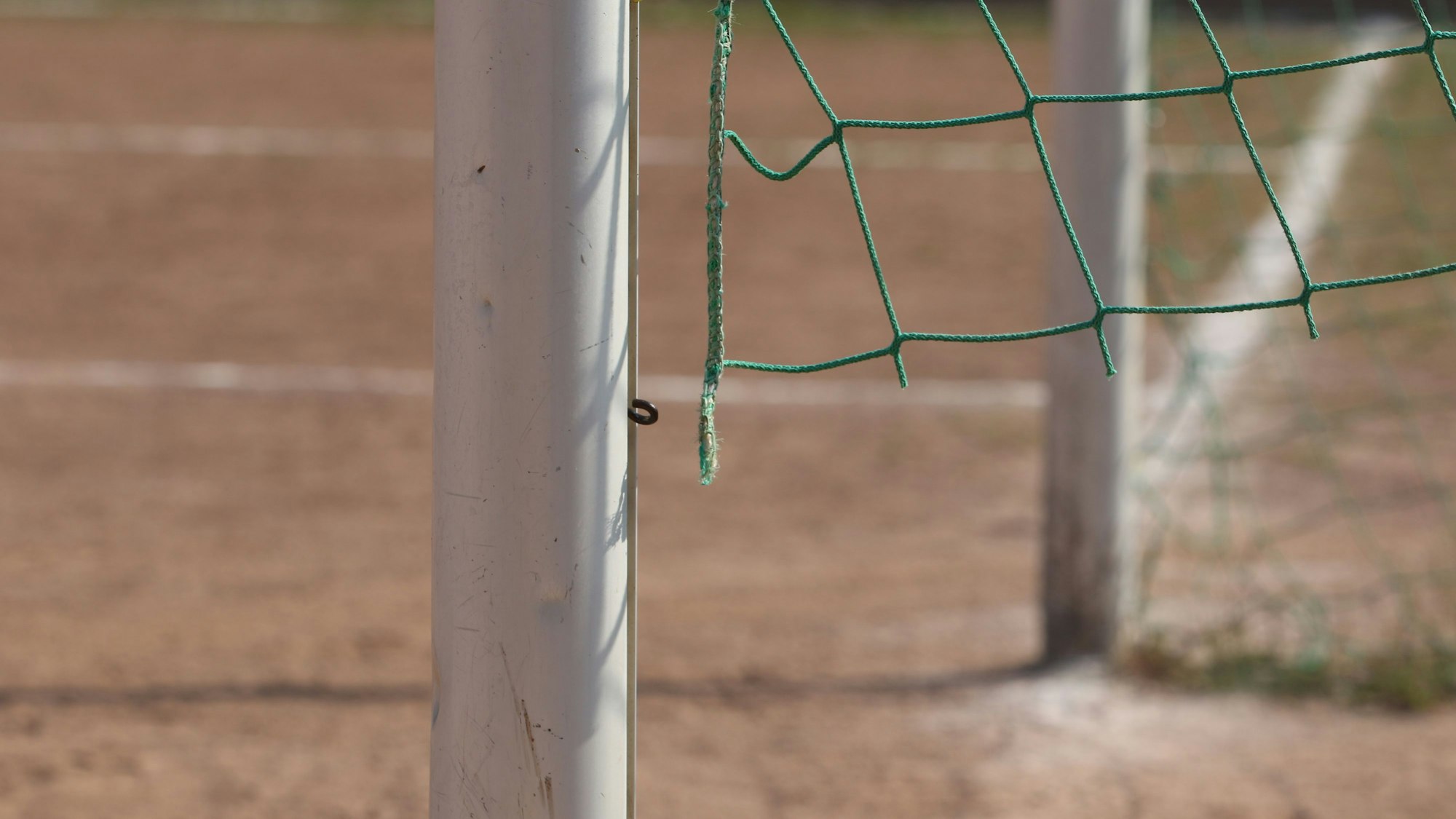 Ein Netz eines Fußballtores reicht nicht bis zum Boden.