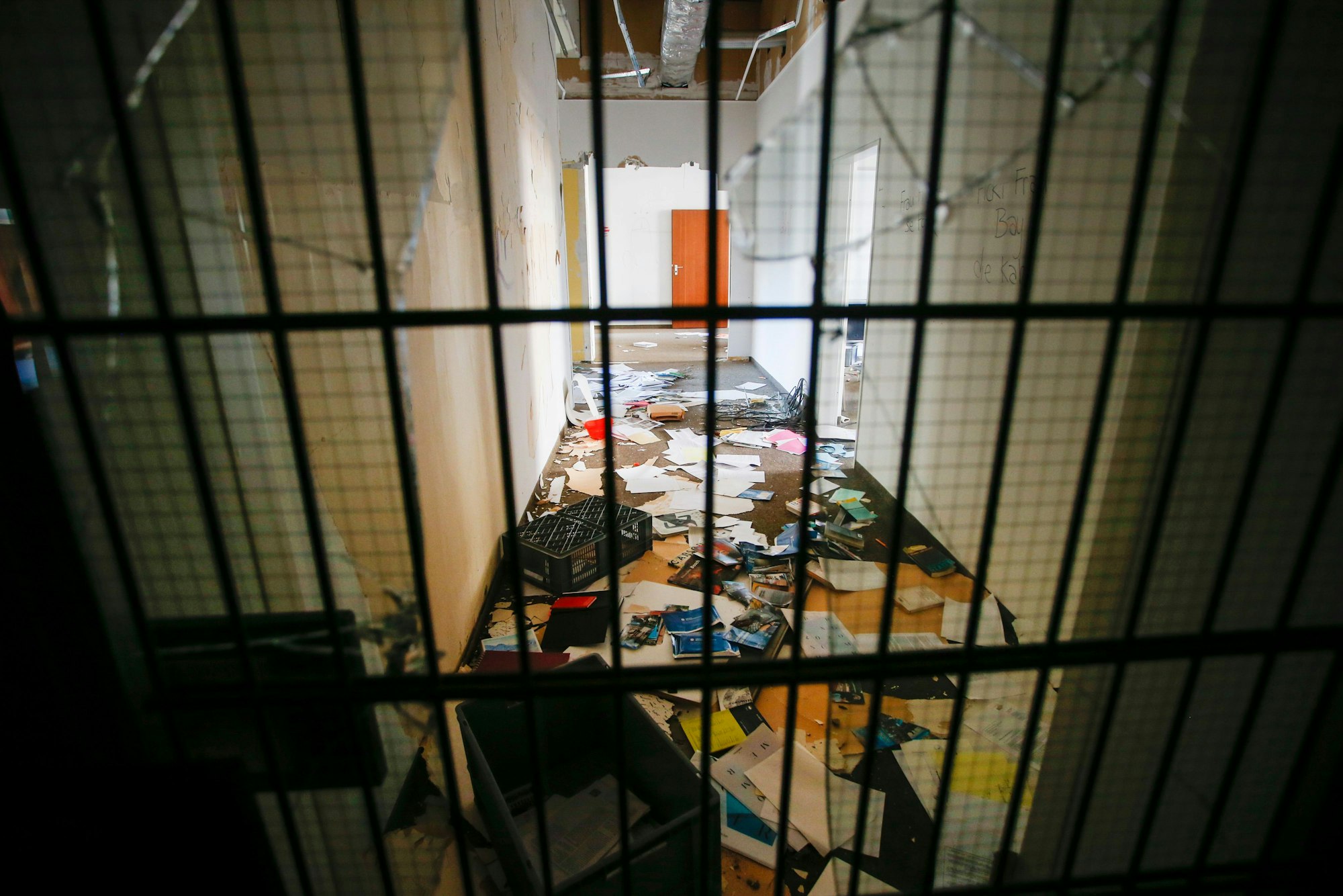 Unbekannte haben Archivkisten der Künstler ausgekippt und die Unterlagen überall verstreut.