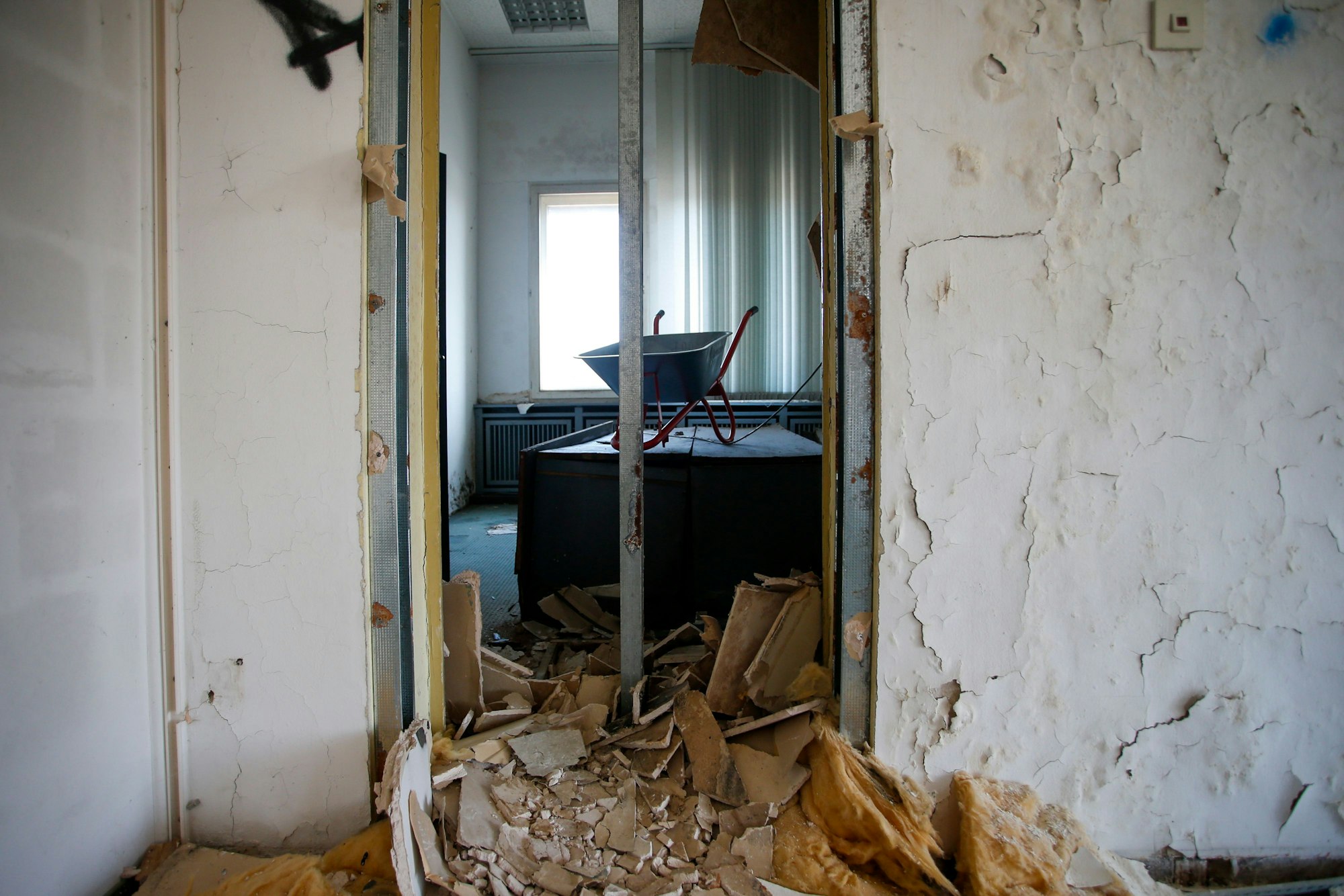 Trockenbauwände wurden eingerissen, ganze Räume verwüstet.