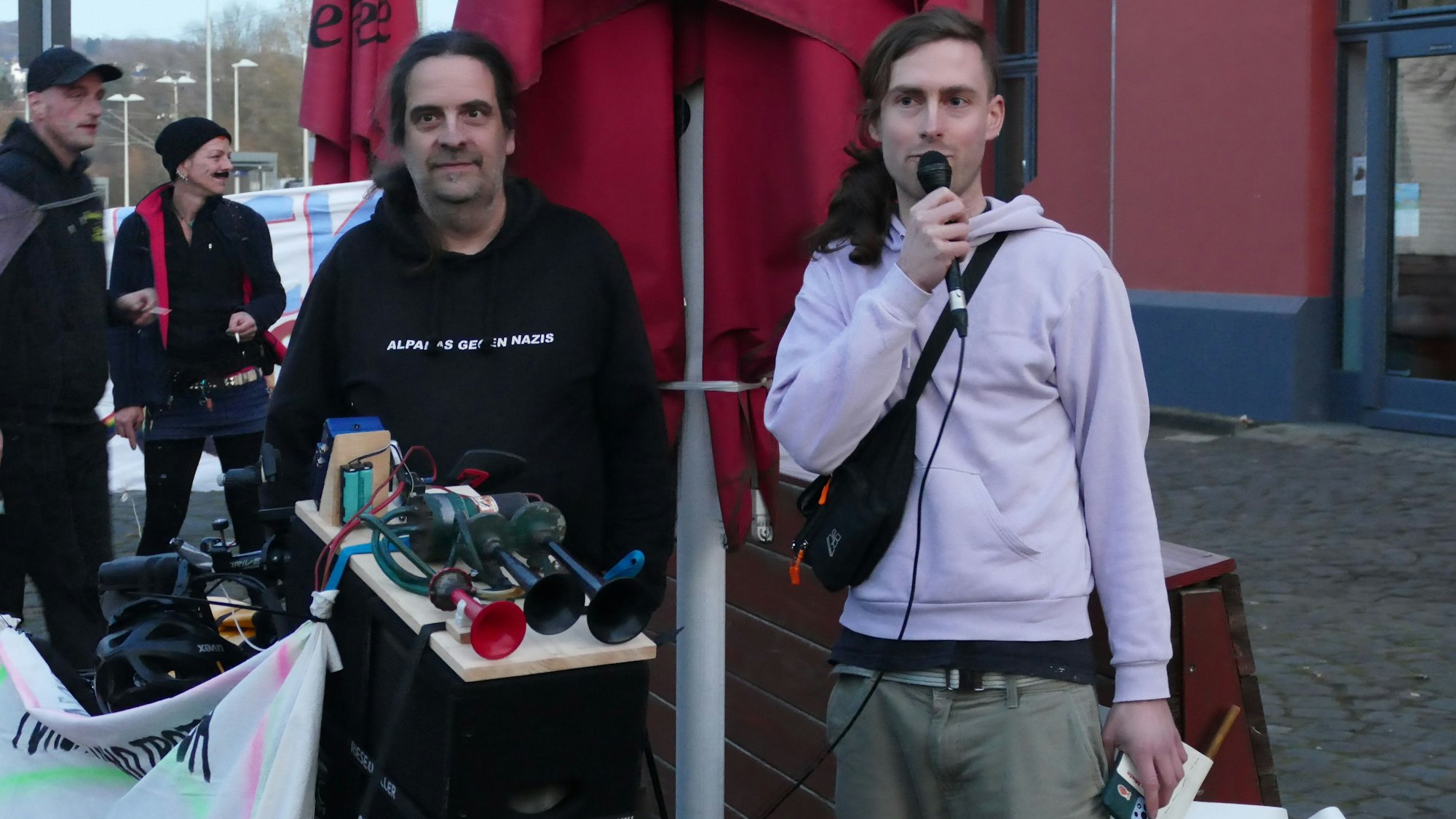 David Maurer von der Linkspartei (r.) kritisierte die geplante Bezahlkarte für Geflüchtete, die der Windecker Rat beschließen will.