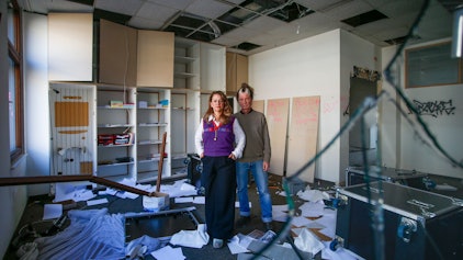 Entsetzt über die sinnlose Zerstörung in der ehemaligen KHD-Zentrale sind die beiden Künstler Anja Kolacek und Marc Leßle.