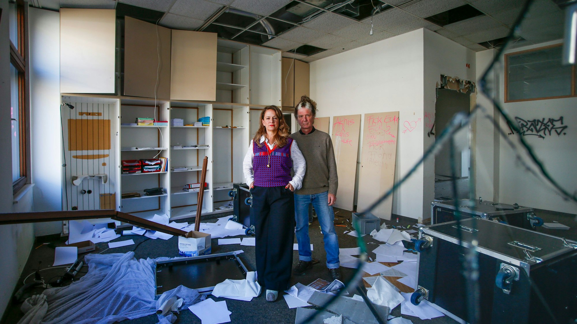 Entsetzt über die sinnlose Zerstörung in der ehemaligen KHD-Zentrale sind die beiden Künstler Anja Kolacek und Marc Leßle.