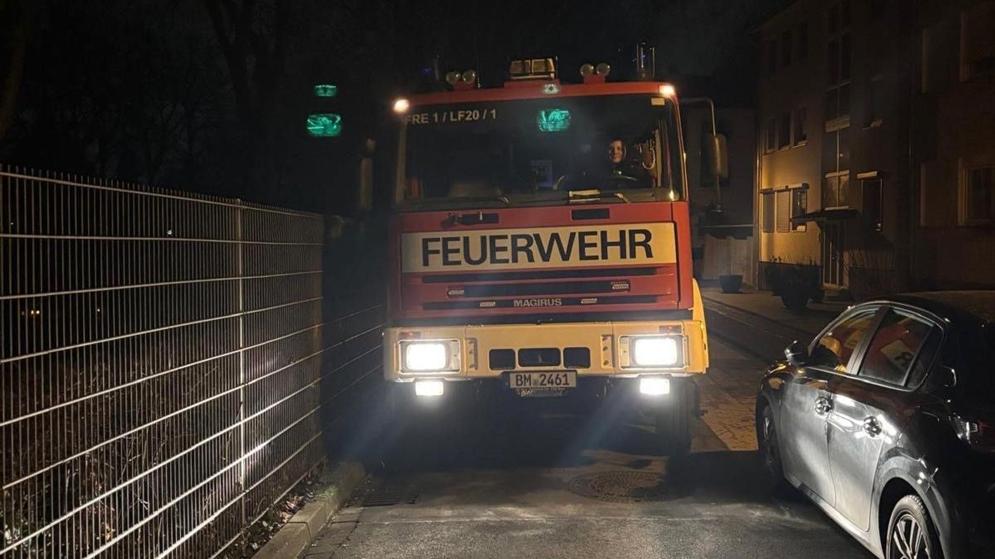 Auf dem Bild ist ein Feuerwehrfahrzeug zu sehen, dass aufgrund eines falsch geparkten Autos nicht weiter fahren kann.