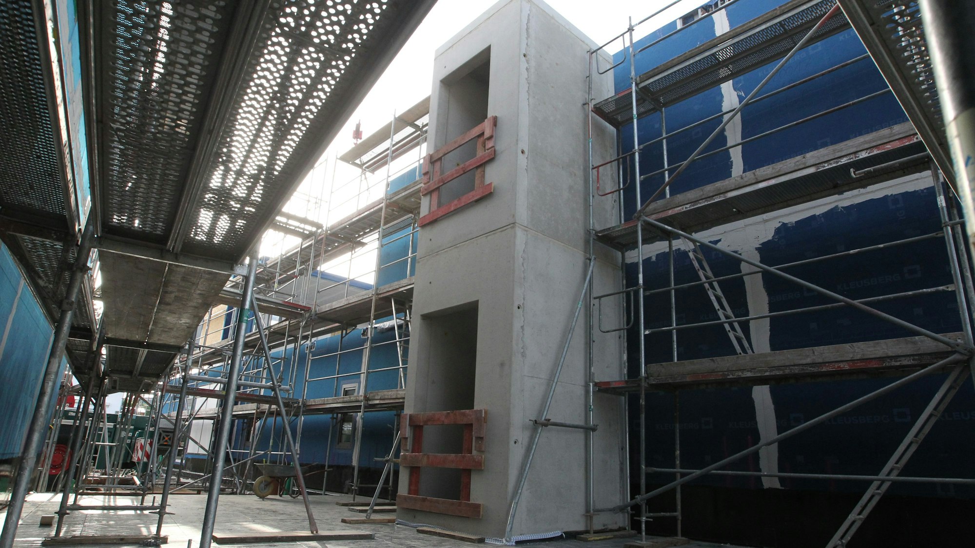 Das trapezförmige Gelenk verbindet die beiden Modulblöcke. Neben dem Aufzug wird hier ausschließlich mit Holz gebaut.